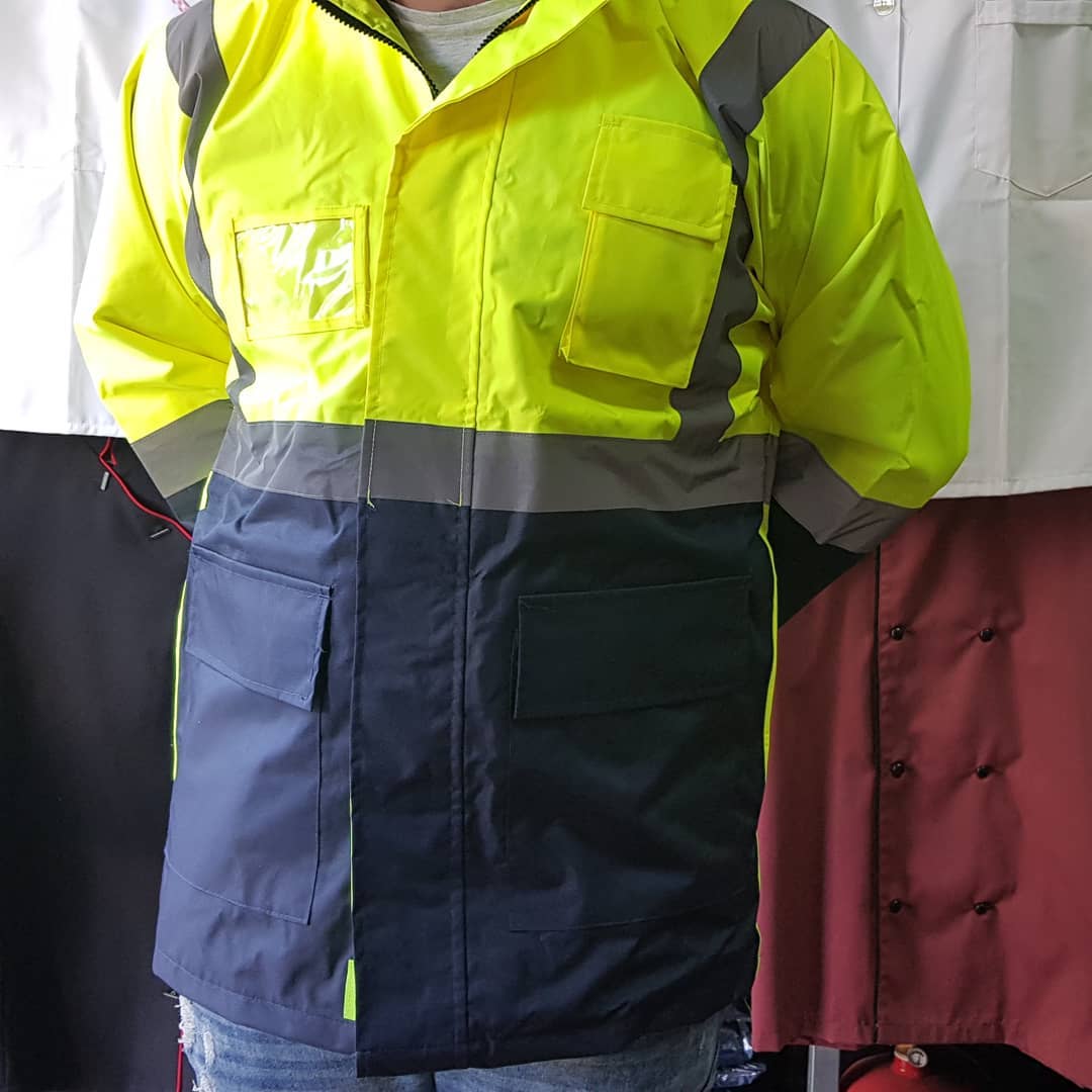 Casaco de trabalho amarelo fluorescente com faixas cinzentas e azul escuro