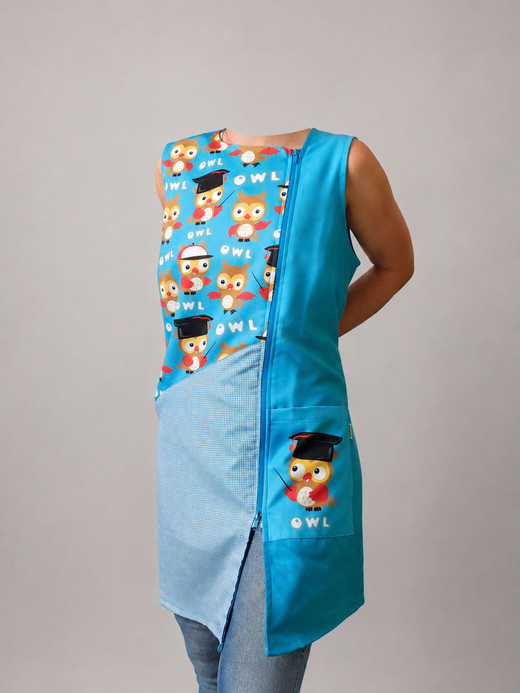 Vestido azul para criança com padrão de corujas e palavra OWL