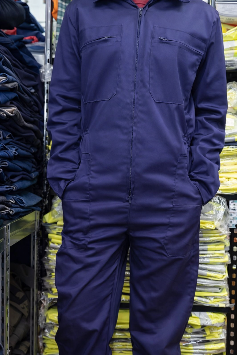 Macacão de trabalho azul escuro com bolsos em armazém de roupas