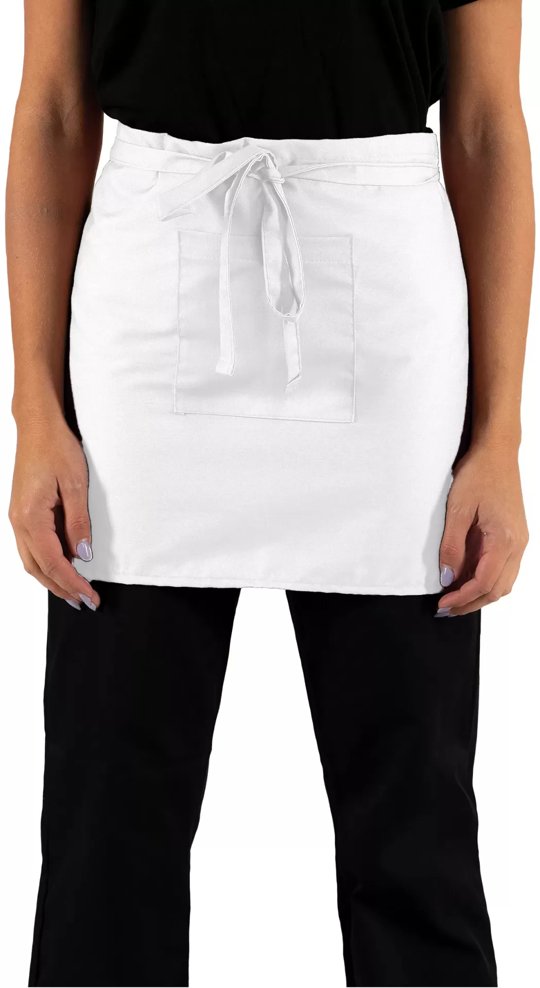 Avental branco curto com bolso frontal usado por pessoa com roupa preta