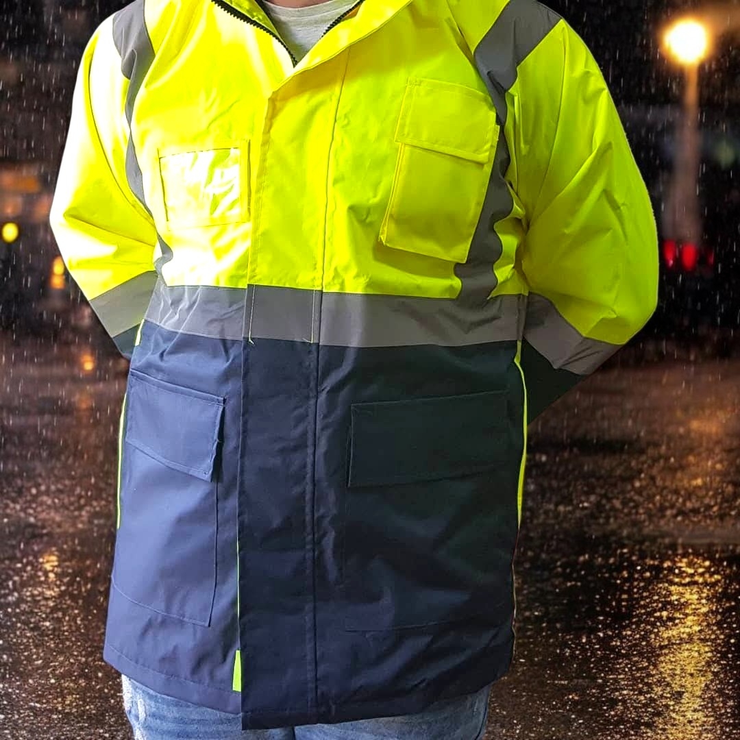 Casaco impermeável amarelo e azul com faixas refletoras numa noite chuvosa