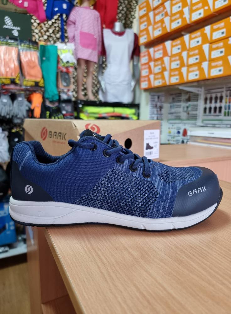 Tênis azul escuro com sola branca e detalhes de malha