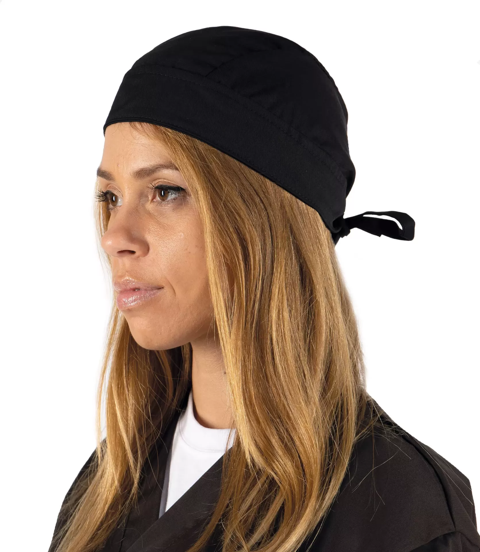 Mulher com lenço preto amarrado, cabelo loiro, roupa preta e fundo branco