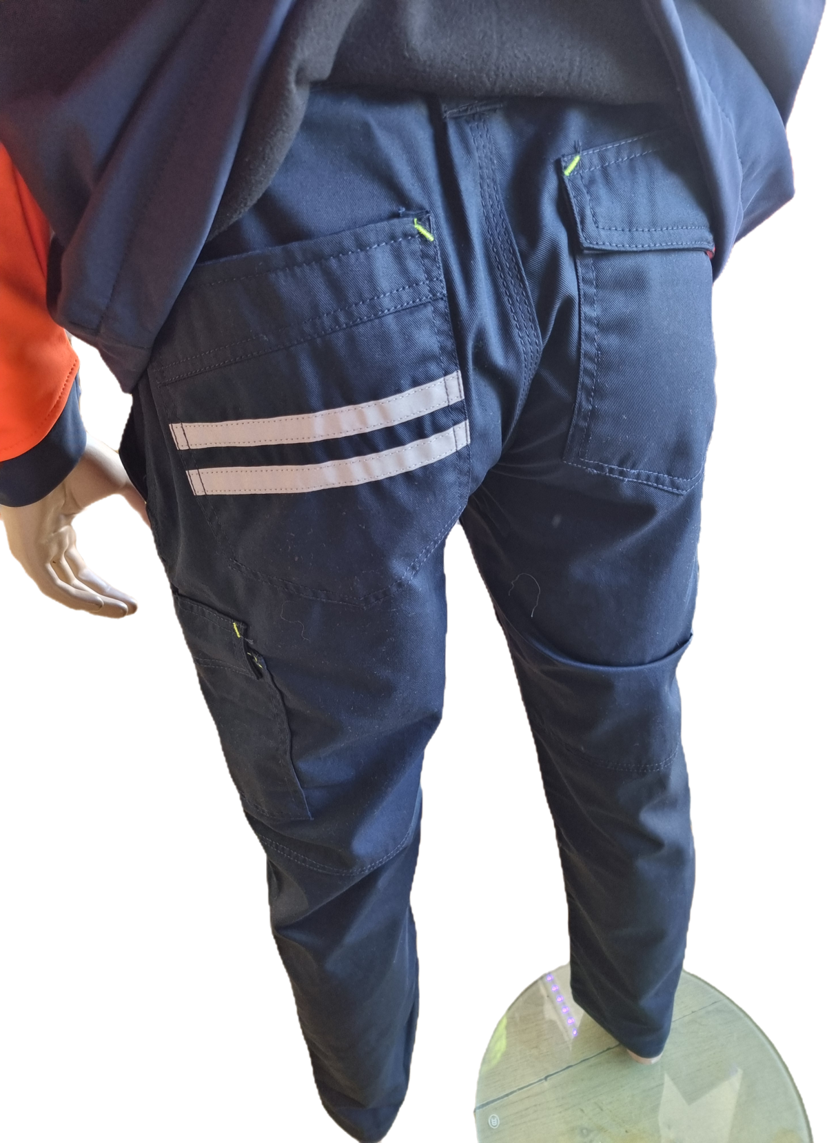 Calças de trabalho azul escuro com bolsos e faixas refletoras em manequim