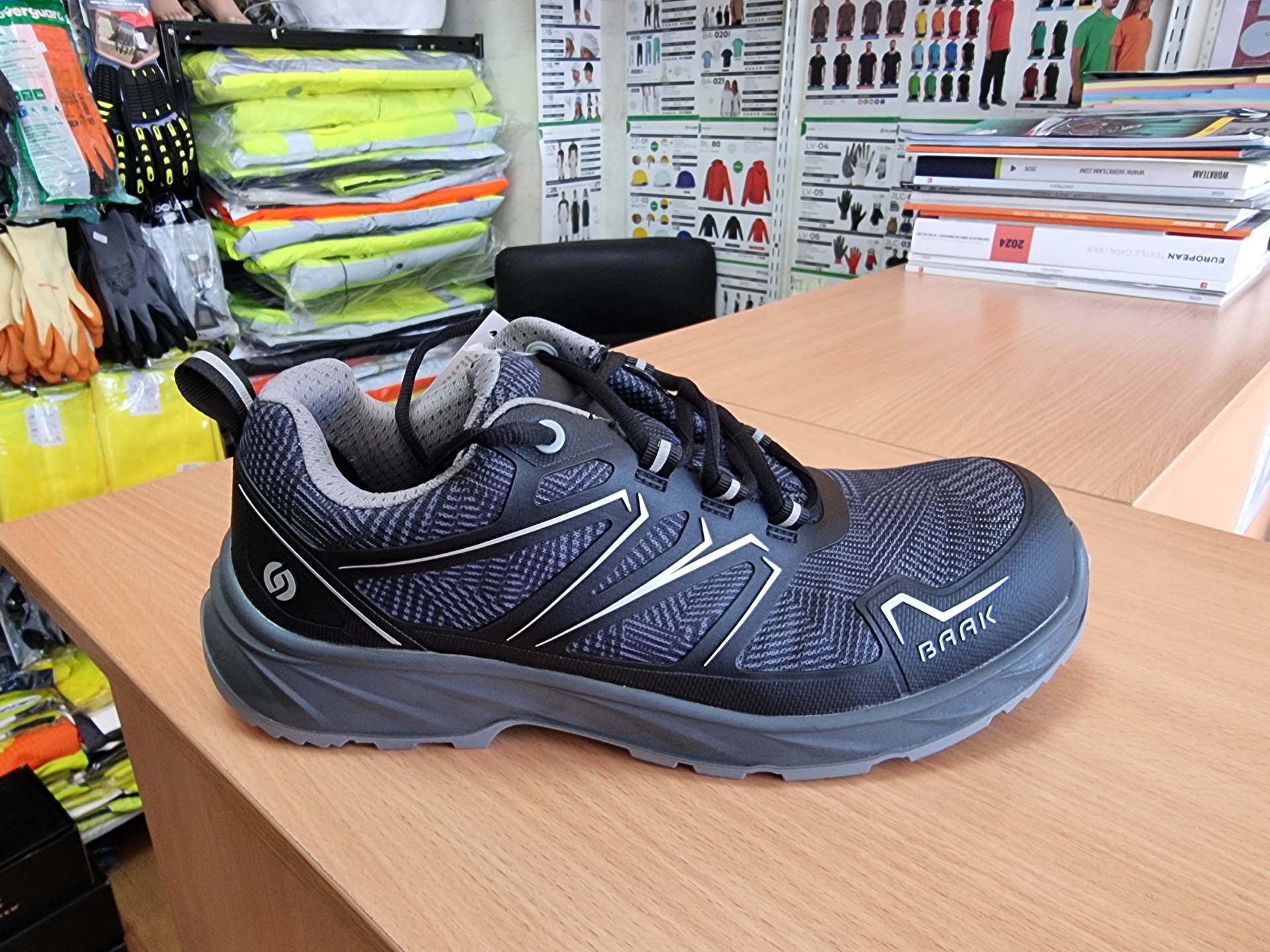 Tênis desportivo preto e cinzento com padrão texturizado