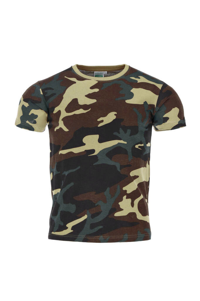 T-shirt camuflada em tons de verde, castanho, bege e preto com gola redonda
