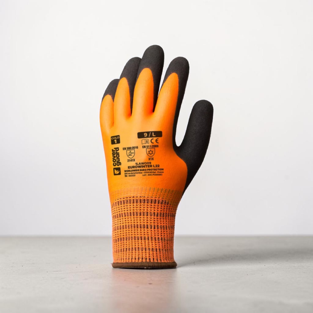 Luva de trabalho laranja com pontas e palma pretas em fundo branco