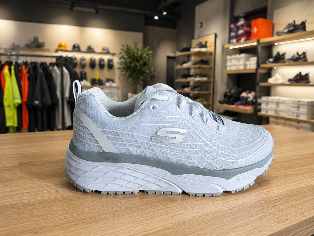 Tênis desportivo branco Skechers com detalhes cinza e logótipo S