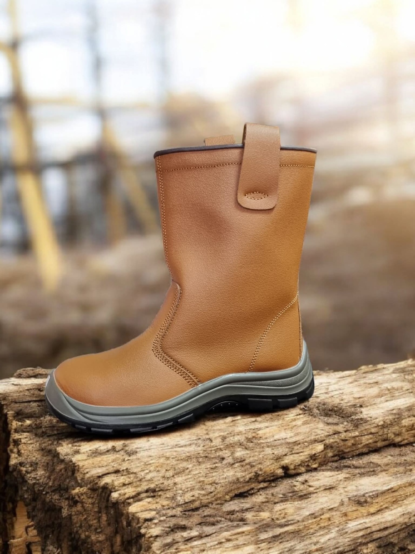 Bota de couro castanha com sola antiderrapante em troncos de madeira