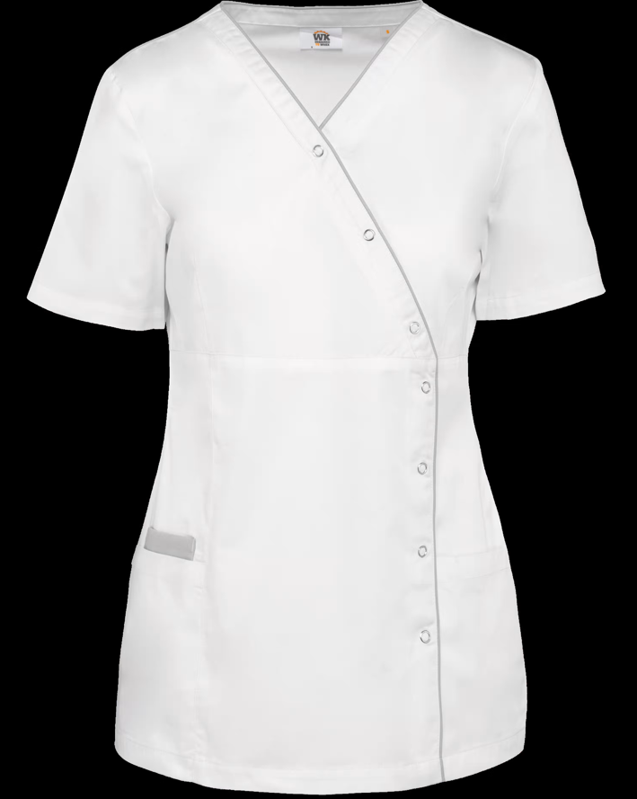 Blusa branca de manga curta com botões de pressão e detalhes cinzentos