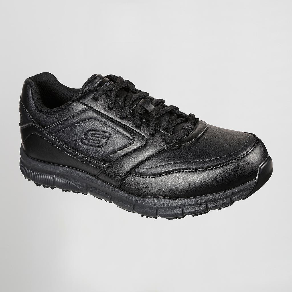 Ténis preto Skechers em couro sintético com sola preta e logo em relevo.