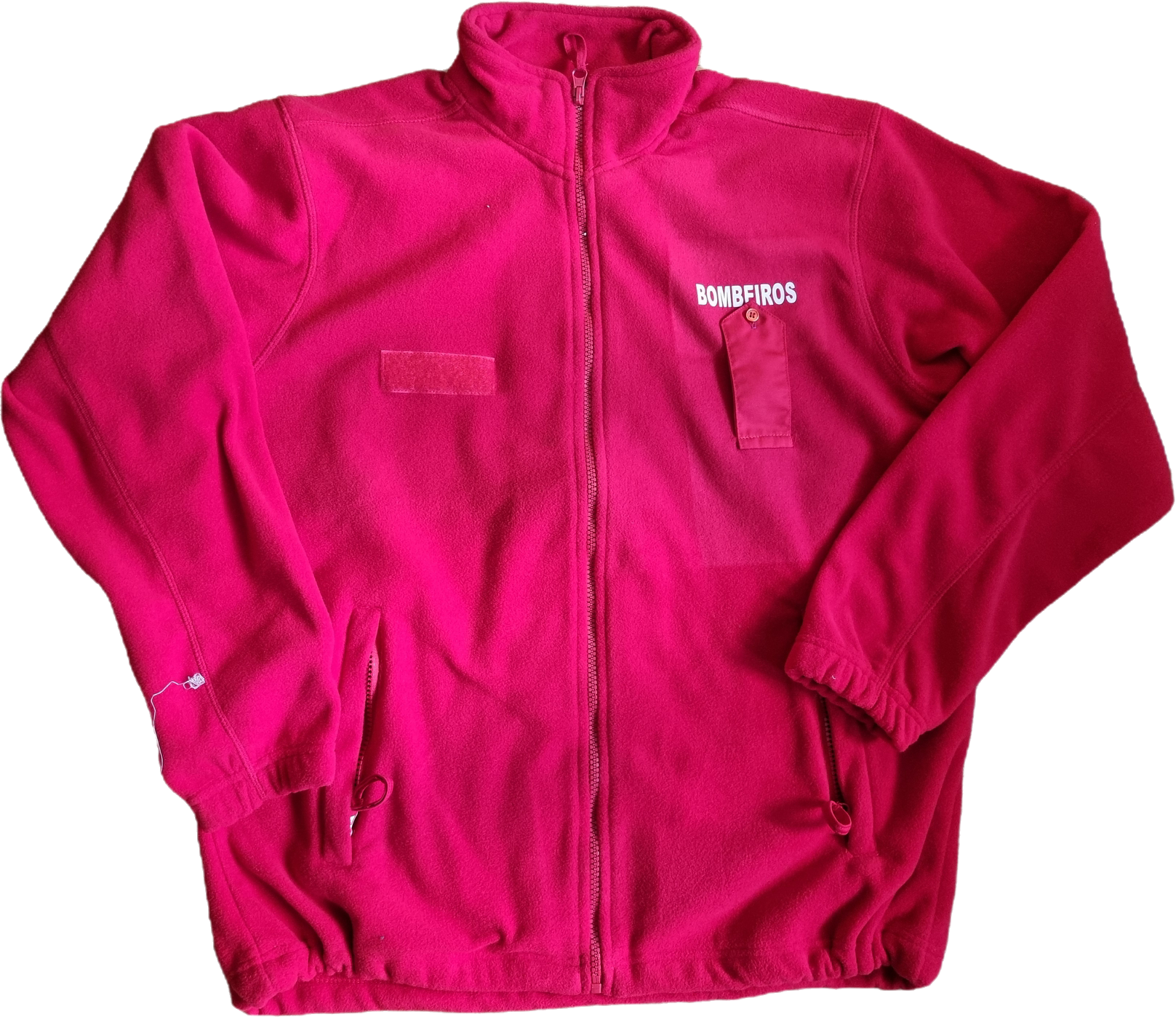 Casaco polar vermelho com texto BOMBFIROS e vários bolsos.