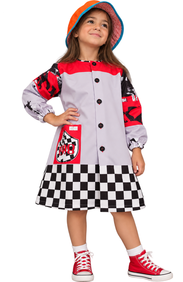 Vestido infantil com padrão xadrez e detalhes coloridos, botas vermelhas e chapéu laranja.