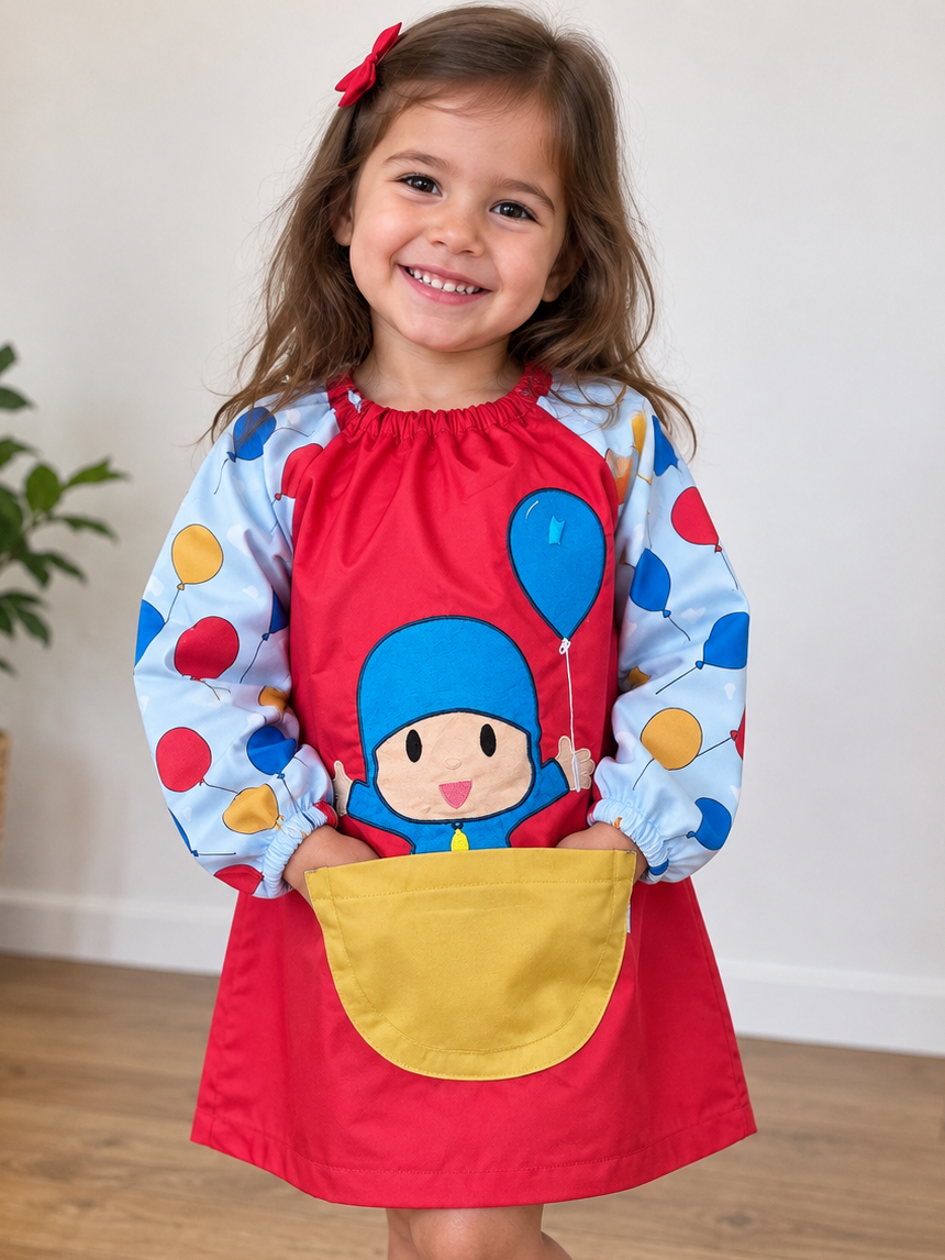 Menina com vestido infantil vermelho e azul com balões e bolso amarelo.