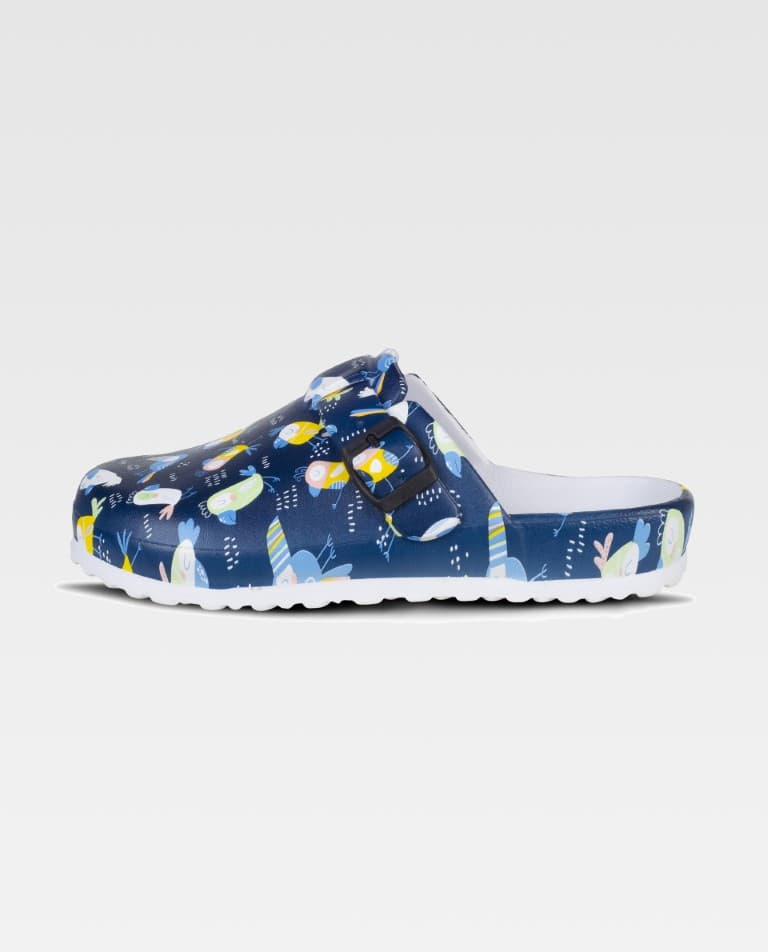 Chinelo aberto azul com padrão colorido e fivela preta