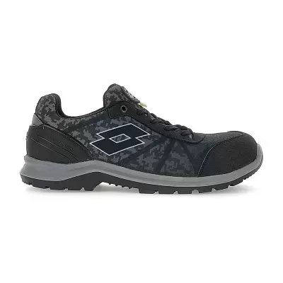 Tênis desportivo preto e cinza com logo branco e sola preta e cinza