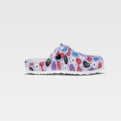 Chinelo tipo clog colorido com padrão abstrato e flores brancas