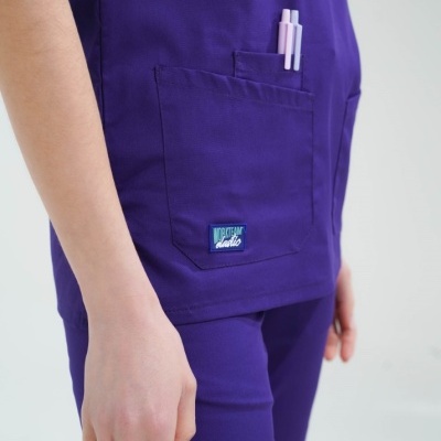 Roupa de trabalho roxa com bolso e canetas cor-de-rosa