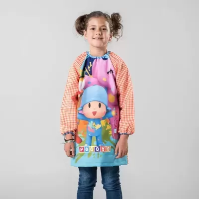 Avental infantil com estampa do personagem Pocoyo, mangas laranja xadrez, usado por criança