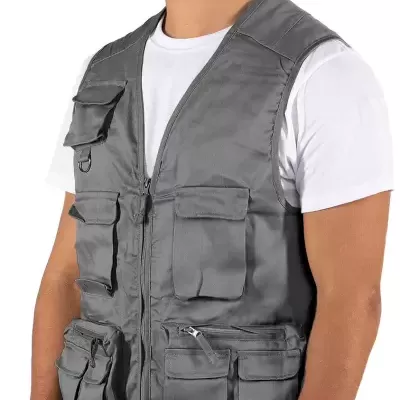 Colete cinzento com bolsos múltiplos sobre t-shirt branca