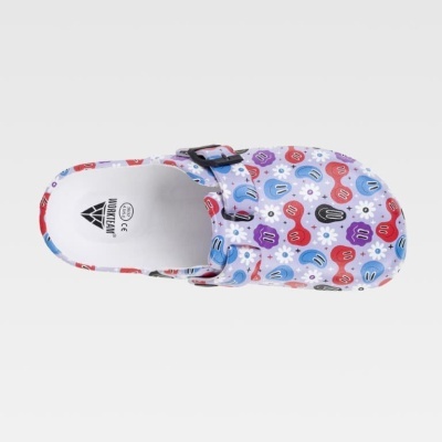 Socas&#x20;estampadas&#x20;ultraleve&#x20;em&#x20;EVA.&#x20;Fivela&#x20;ajust&#x00E1;vel&#x20;no&#x20;calcanhar.