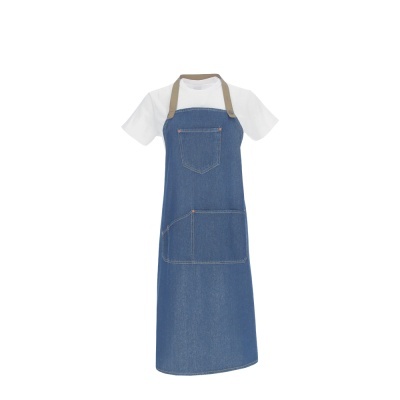 Avental jeans azul comprido com bolsos e alças castanhas, vestido com camisola branca.