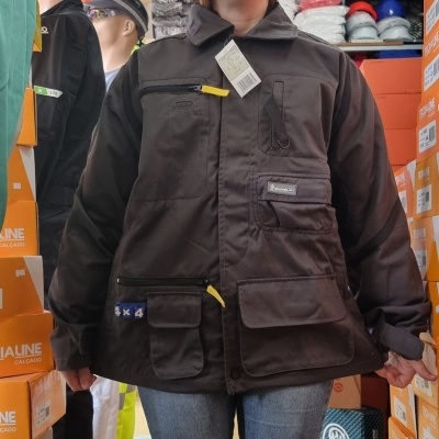 Casaco de trabalho castanho escuro com vários bolsos e detalhes amarelos