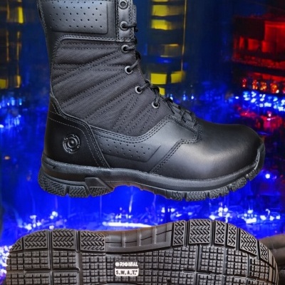 Bota tática preta, sola com texto ORIGINAL S.W.A.T., fundo colorido desfocado