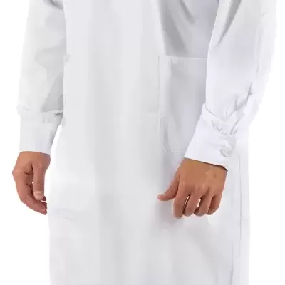 Homem com bata branca de botões laterais, calças e sapatos brancos