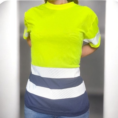 T-shirt amarela fluorescente com riscas brancas diagonais e faixas azuis largas