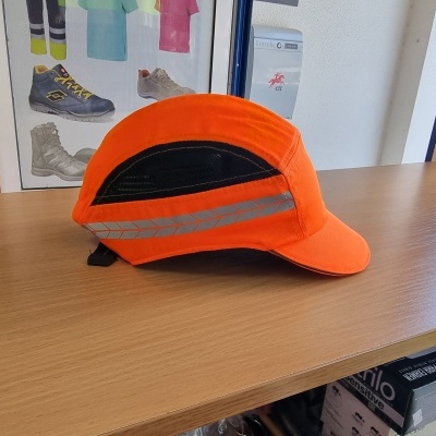 Boné laranja com faixa refletora cinza em mesa de madeira
