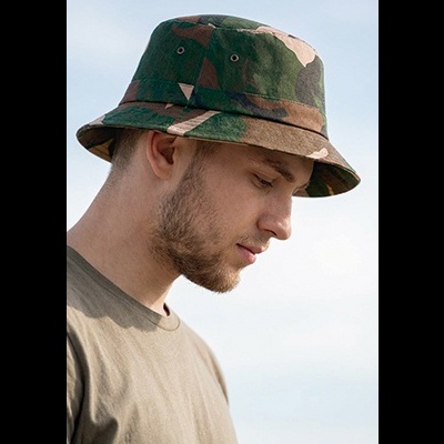 Chapéu bucket camuflado verde, castanho e bege em homem com camiseta bege.