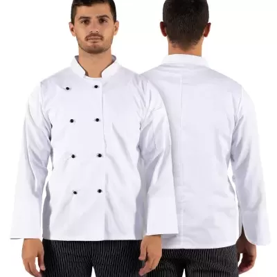 Casaco de chef branco com botões pretos, frente e costas, usado por modelo com calças pretas listradas