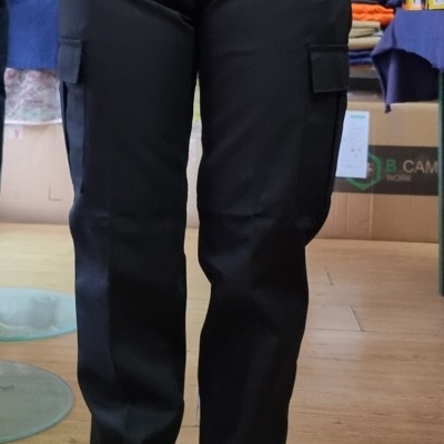 Calças pretas com bolsos laterais em ambiente interior