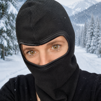 Pessoa com capuz balaclava polar preto na neve