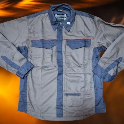 camisa de trabalho cinzenta com detalhes azuis e linhas vermelhas