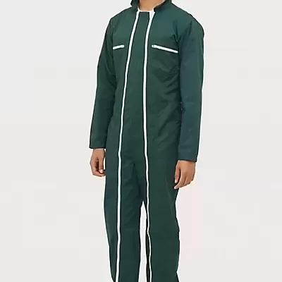 Macacão de trabalho verde escuro com fechos brancos e botins pretos