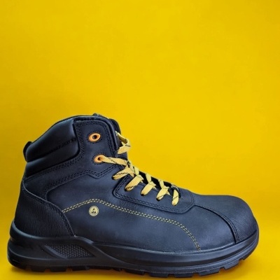 Bota de segurança preta com atacadores amarelos e reforço no bico