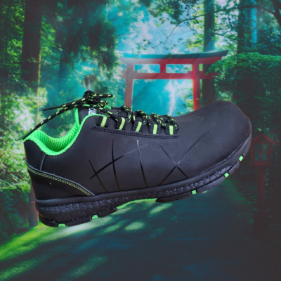 Ténis desportivo preto com interior verde fluorescente e atacadores pretos com detalhes verdes