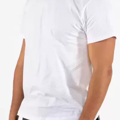 Homem a usar t-shirt branca de manga curta e calças cinza escuras