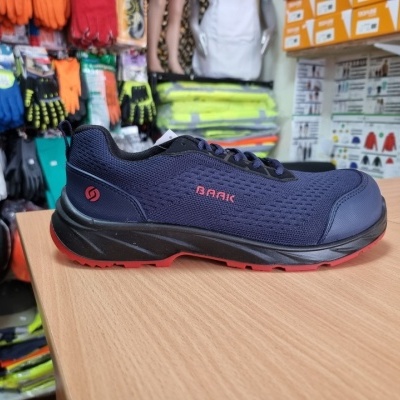 Sapato de segurança azul escuro com sola preta e vermelha em loja de equipamento de trabalho