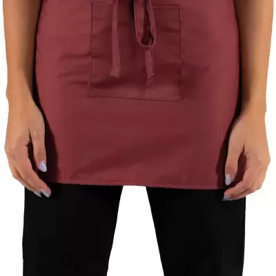 Avental curto vermelho vinho com bolso frontal e fita para atar na cintura.