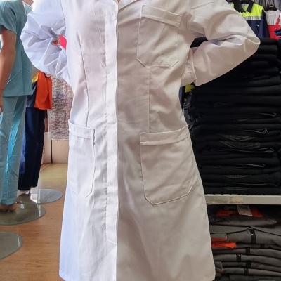 Blusão branco com bolsos e colarinho usado em loja