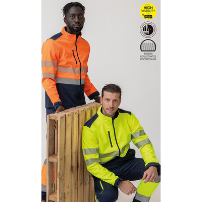 Homens com roupa de alta visibilidade laranja e amarela com faixas refletoras junto a palete
