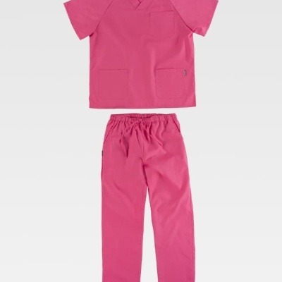 Conjunto de fatos médicos cor de rosa com camisa e calças