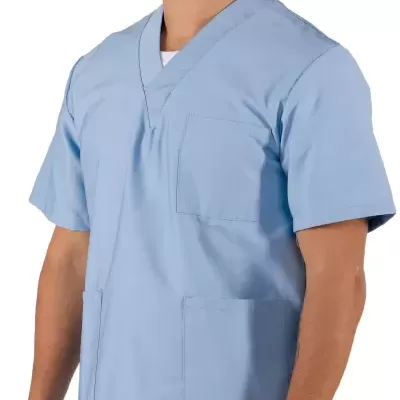 Homem a usar uniforme hospitalar azul claro de manga curta com bolsos