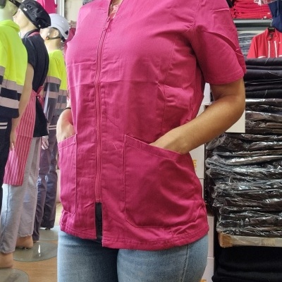 Blusa rosa com fecho e bolsos em loja de roupa