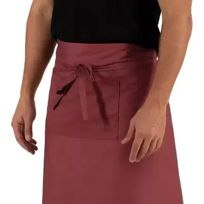 Homem com t-shirt preta e avental vermelho com bolso e cinto