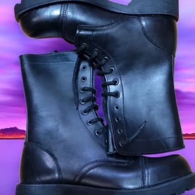 Botas pretas de couro com atacadores e solas grossas