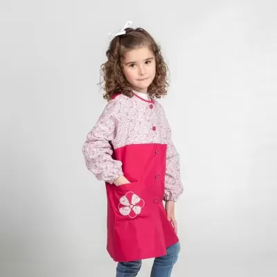 Bata infantil cor-de-rosa com padrão floral e bolso com aplique de flor